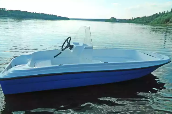 Стеклопластиковая лодка Пингвин с консолью (тримаран) в Ульяновске