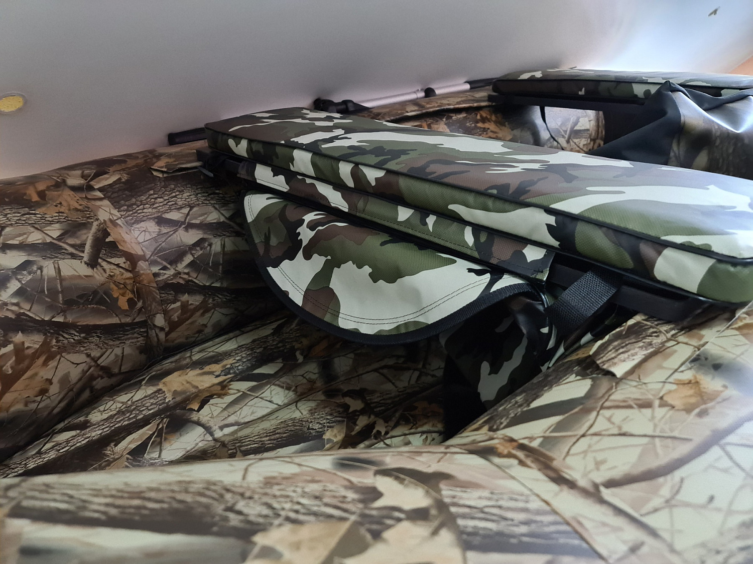 КОМПЛЕКТ МЯГКИХ НАКЛАДОК С СУМКОЙ ДЛЯ ЛОДОК 105Х20 КАМУФЛЯЖ в Ульяновске